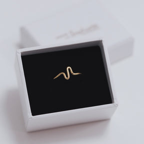 Inel JADA din argint 925 placat cu aur 14K – bijuterie minimalistă cu design fluid și elegant, perfectă pentru un look modern și rafinat.