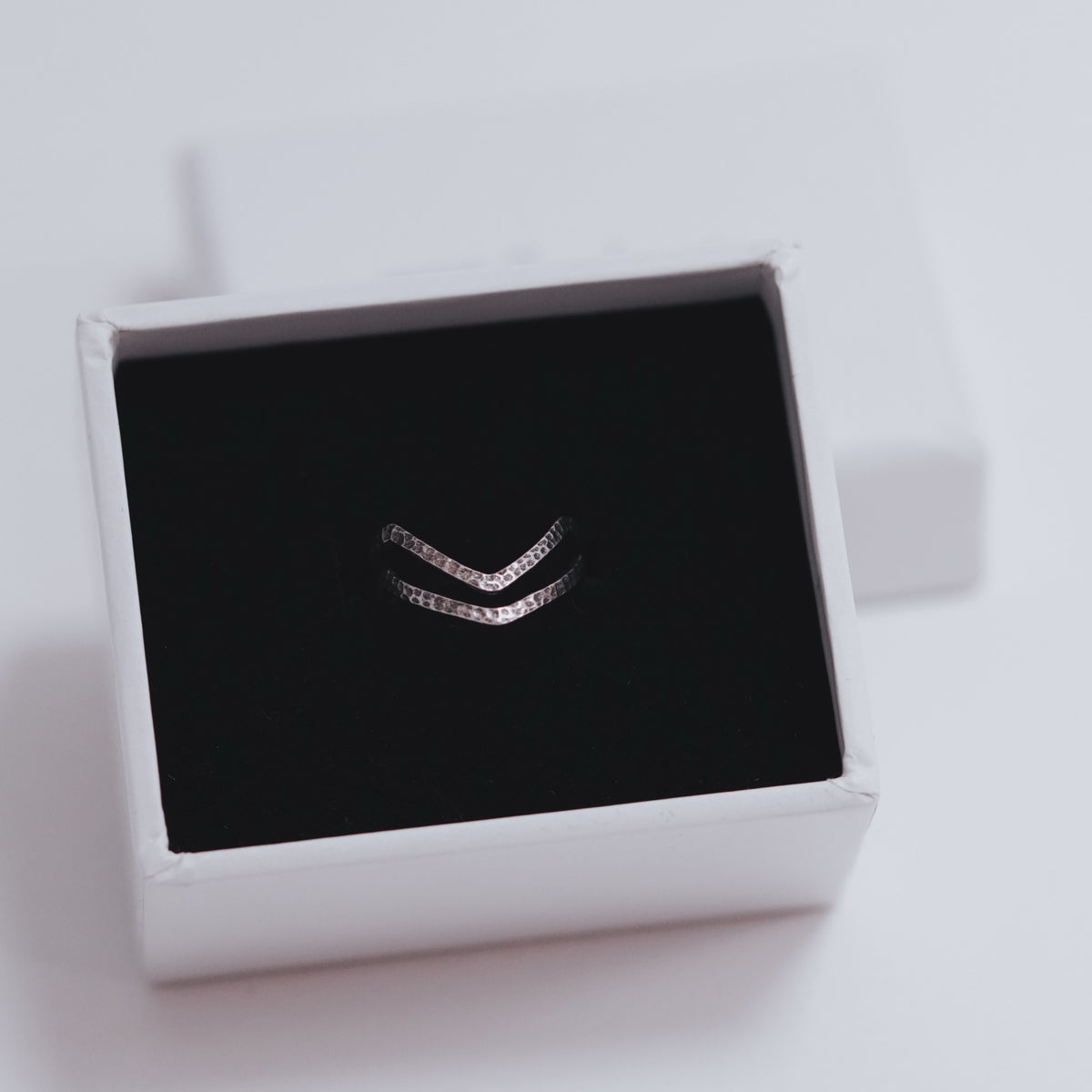 Inel midi din argint 925 inspirat de estetica anilor ’90 – bijuterie minimalistă reglabilă, ideală pentru layering și mix & match. Maison La Stéphanie.