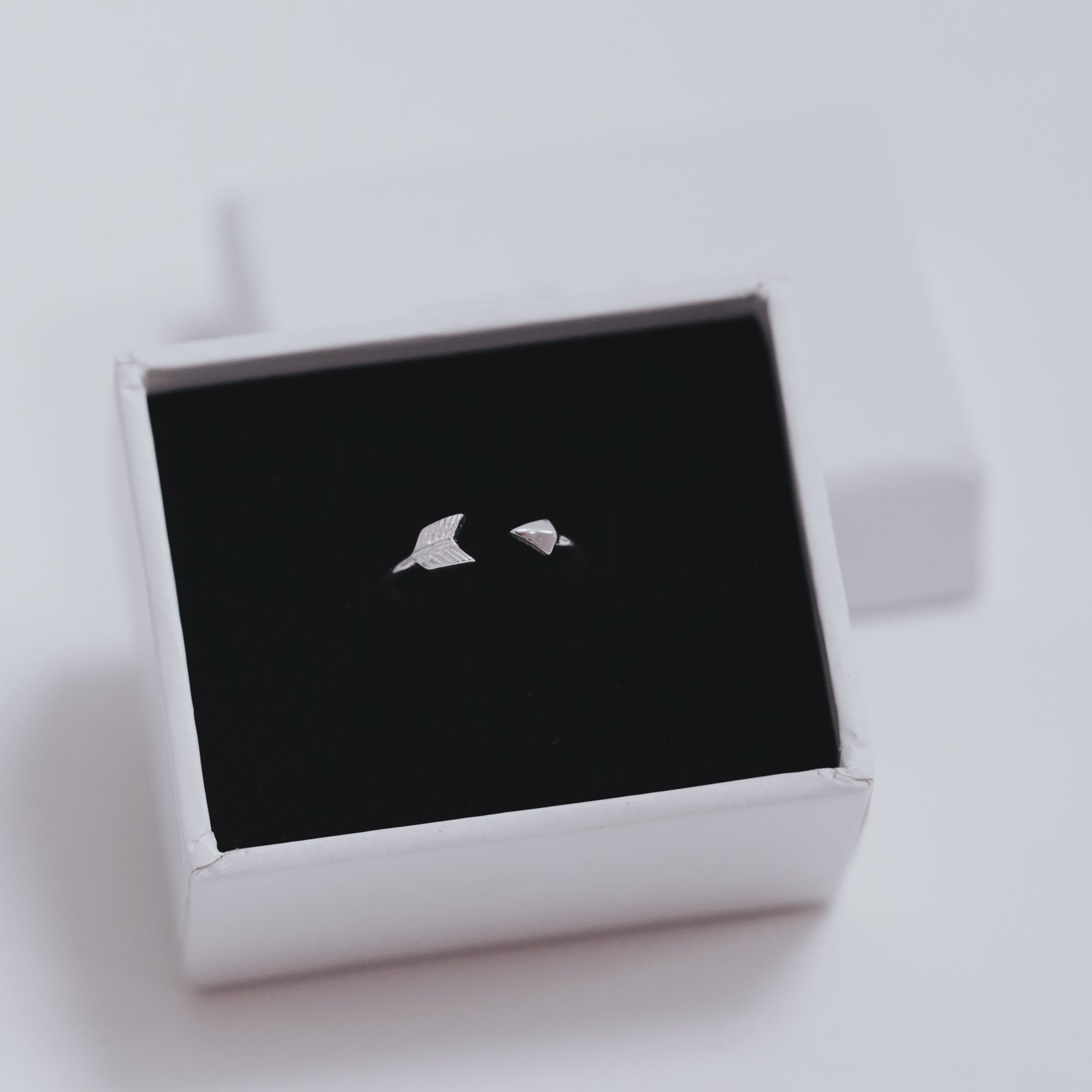 Inel Arrow Midi din argint 925 – simbol al direcției și al iubirii, potrivit și pentru copii. Bijuterie delicată Maison La Stéphanie.