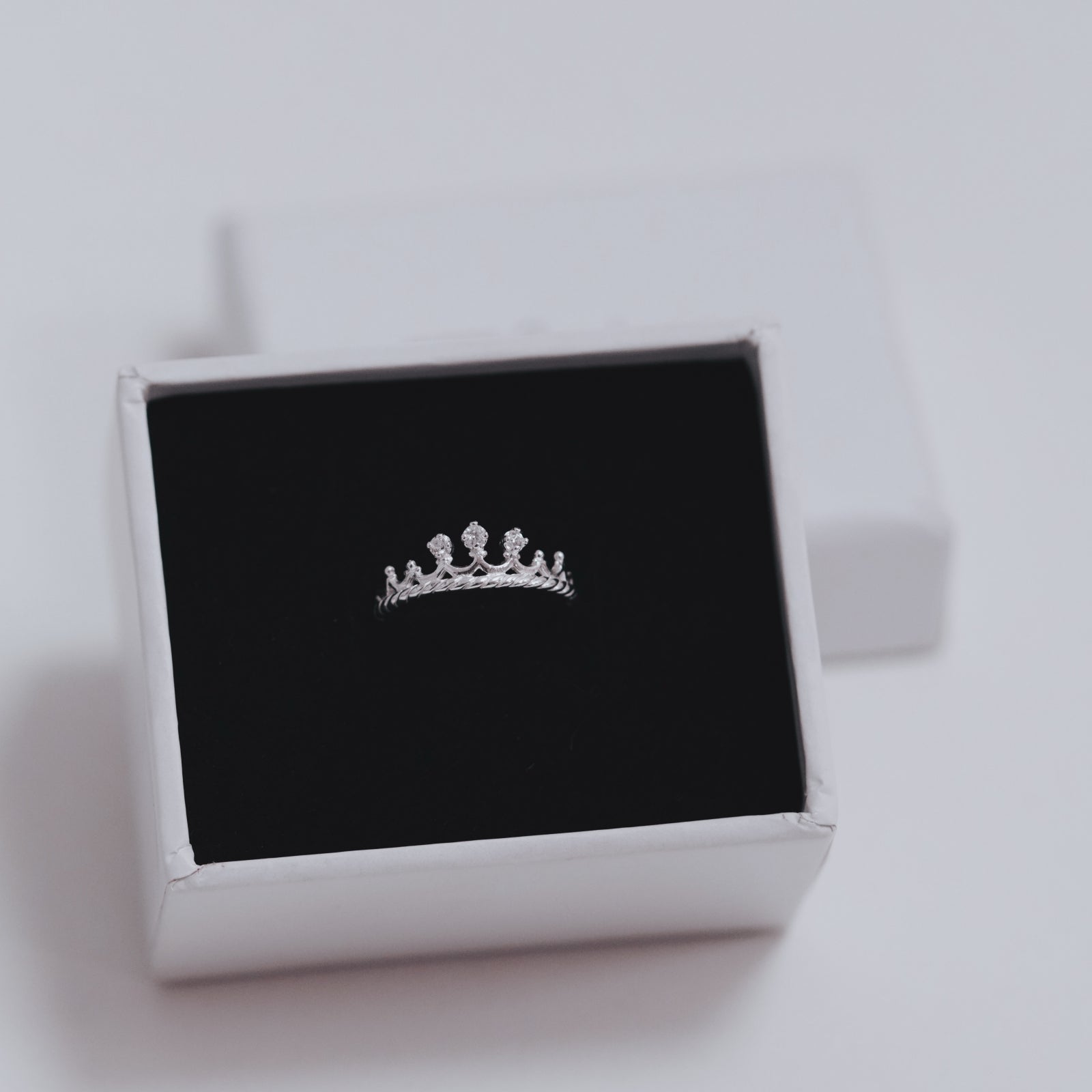 Inel Princess Crown din argint 925 – inel midi elegant, inspirat de forma unei coroane, potrivit și pentru copii.