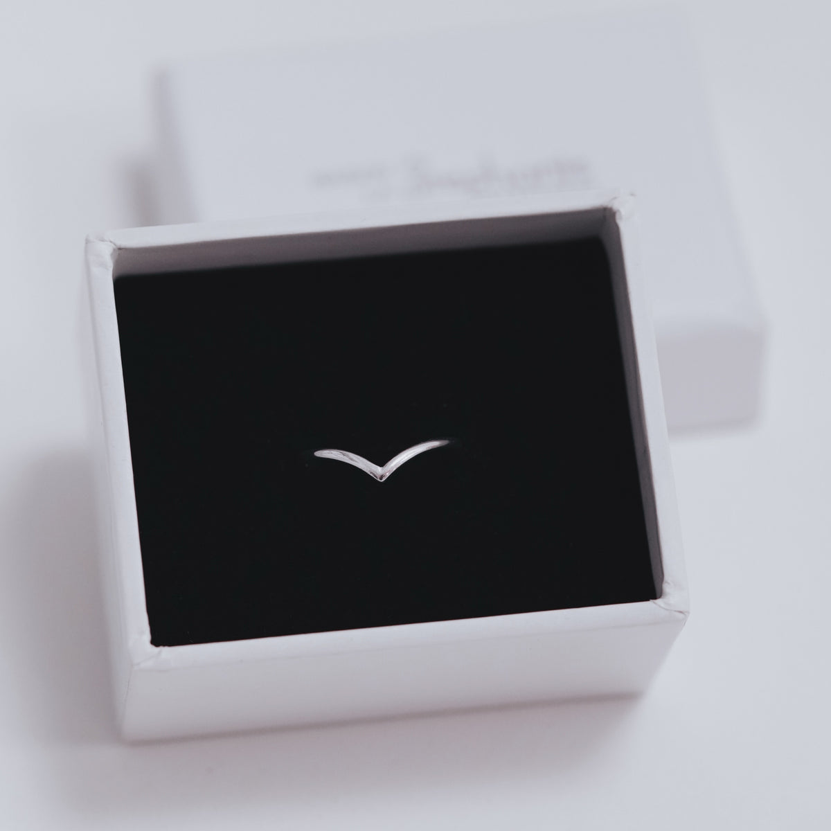 Inel MIDI SILVER V din argint 925 – bijuterie minimalistă, purtabilă pe partea superioară a degetului, perfectă pentru layering și combinații moderne.