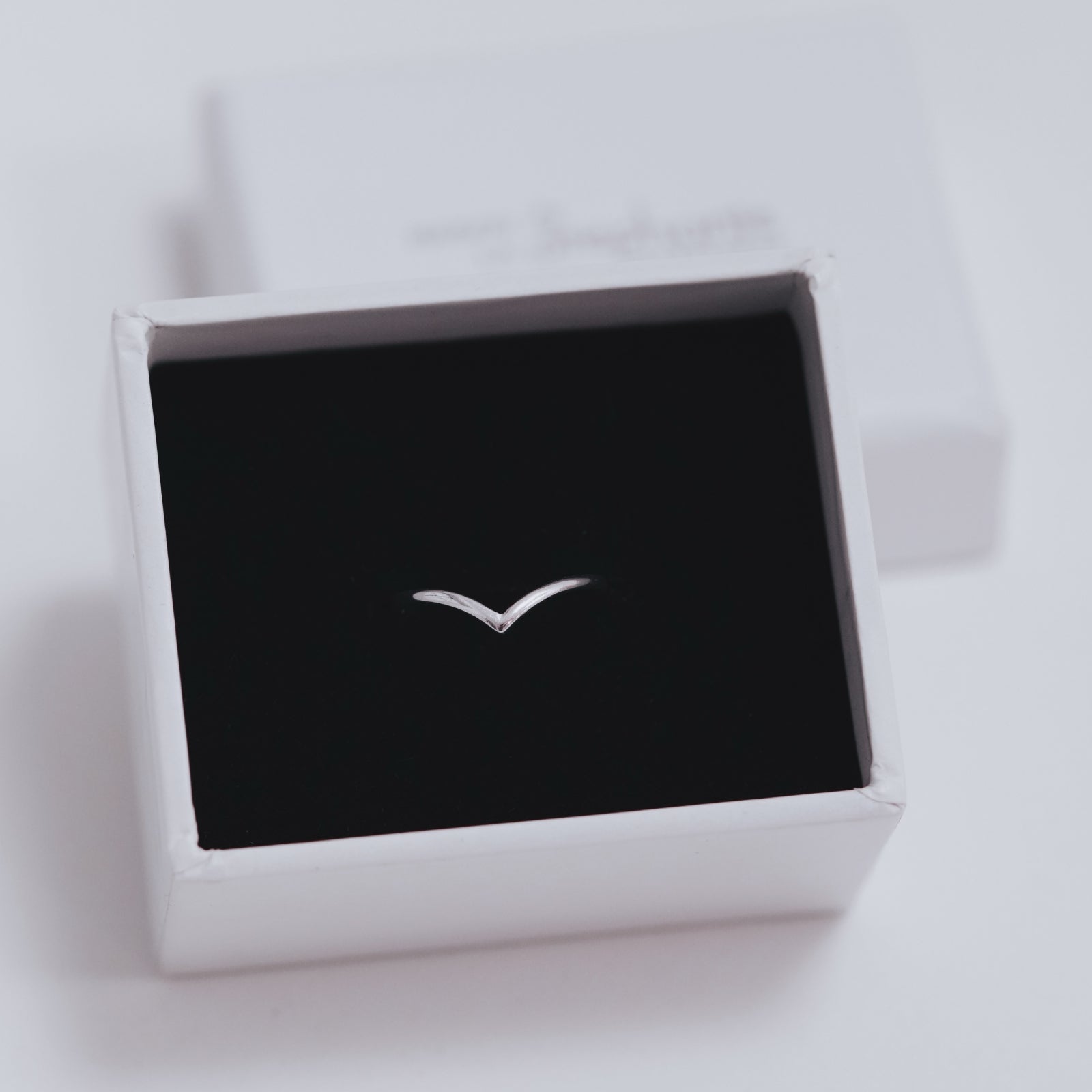 Inel MIDI SILVER V din argint 925 – bijuterie minimalistă, purtabilă pe partea superioară a degetului, perfectă pentru layering și combinații moderne.