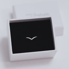 Inel MIDI SILVER V din argint 925 – bijuterie minimalistă, purtabilă pe partea superioară a degetului, perfectă pentru layering și combinații moderne.