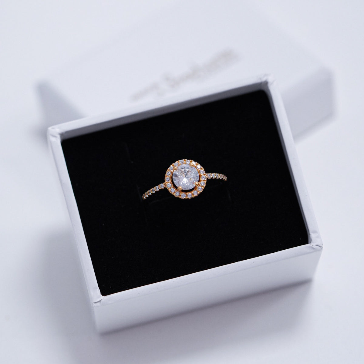 Inel elegant din argint 925 placat cu aur 18K, cu piatră zirconiu strălucitoare. Bijuterie sofisticată Maison La Stéphanie – cadoul ideal pentru iubită, soție sau o ocazie specială.