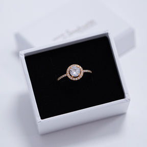 Inel elegant din argint 925 placat cu aur 18K, cu piatră zirconiu strălucitoare. Bijuterie sofisticată Maison La Stéphanie – cadoul ideal pentru iubită, soție sau o ocazie specială.