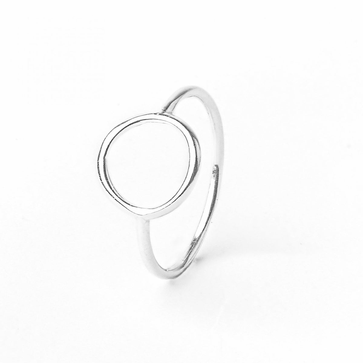 Inel statement din argint 925, cu design fluid și modern – o bijuterie elegantă Maison La Stéphanie, perfectă ca dar rafinat pentru iubită, soție sau prietenă. Ideal pentru femeile care iubesc bijuteriile minimaliste, cu formă sculpturală.