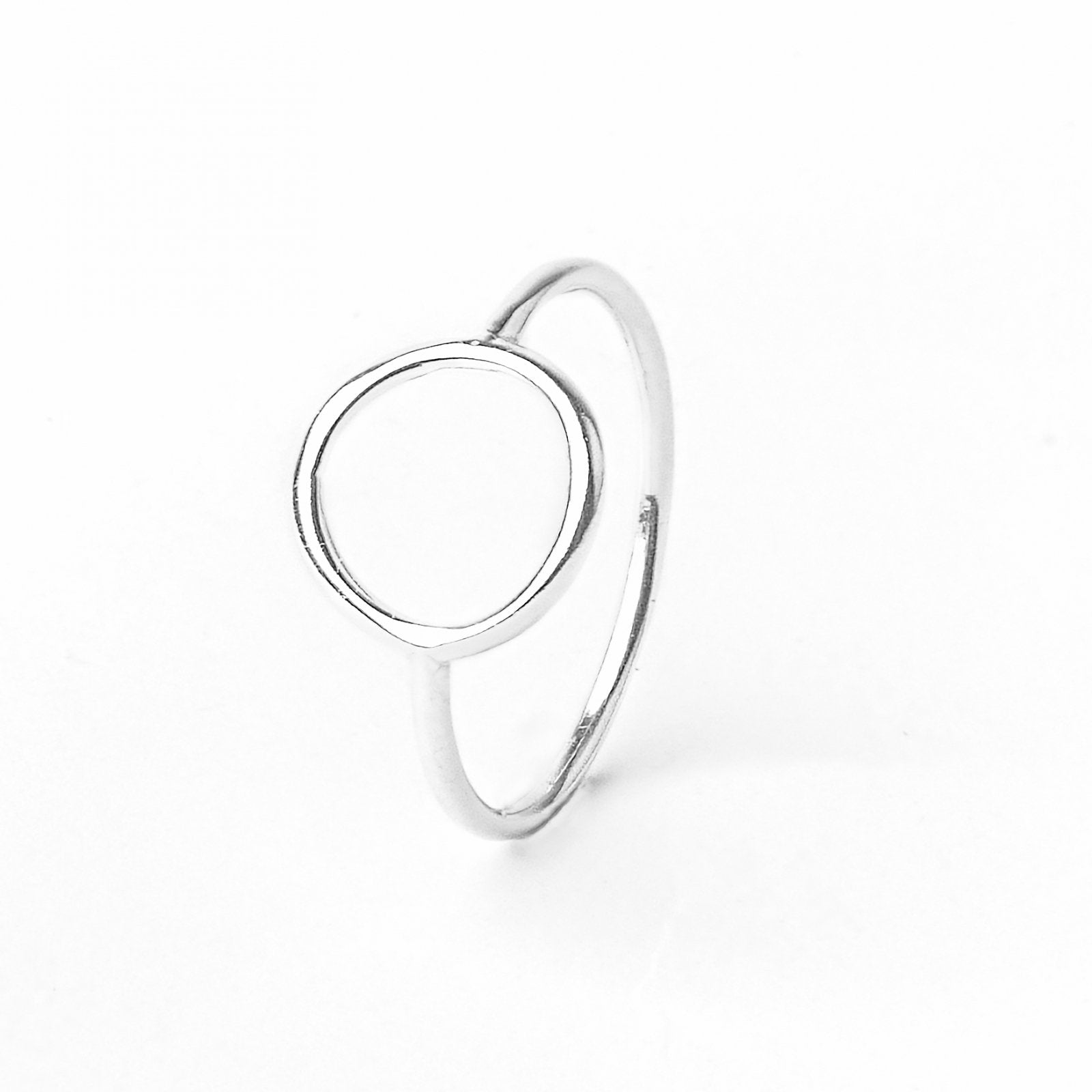 Inel statement din argint 925, cu design fluid și modern – o bijuterie elegantă Maison La Stéphanie, perfectă ca dar rafinat pentru iubită, soție sau prietenă. Ideal pentru femeile care iubesc bijuteriile minimaliste, cu formă sculpturală.