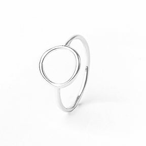 Inel statement din argint 925, cu design fluid și modern – o bijuterie elegantă Maison La Stéphanie, perfectă ca dar rafinat pentru iubită, soție sau prietenă. Ideal pentru femeile care iubesc bijuteriile minimaliste, cu formă sculpturală.