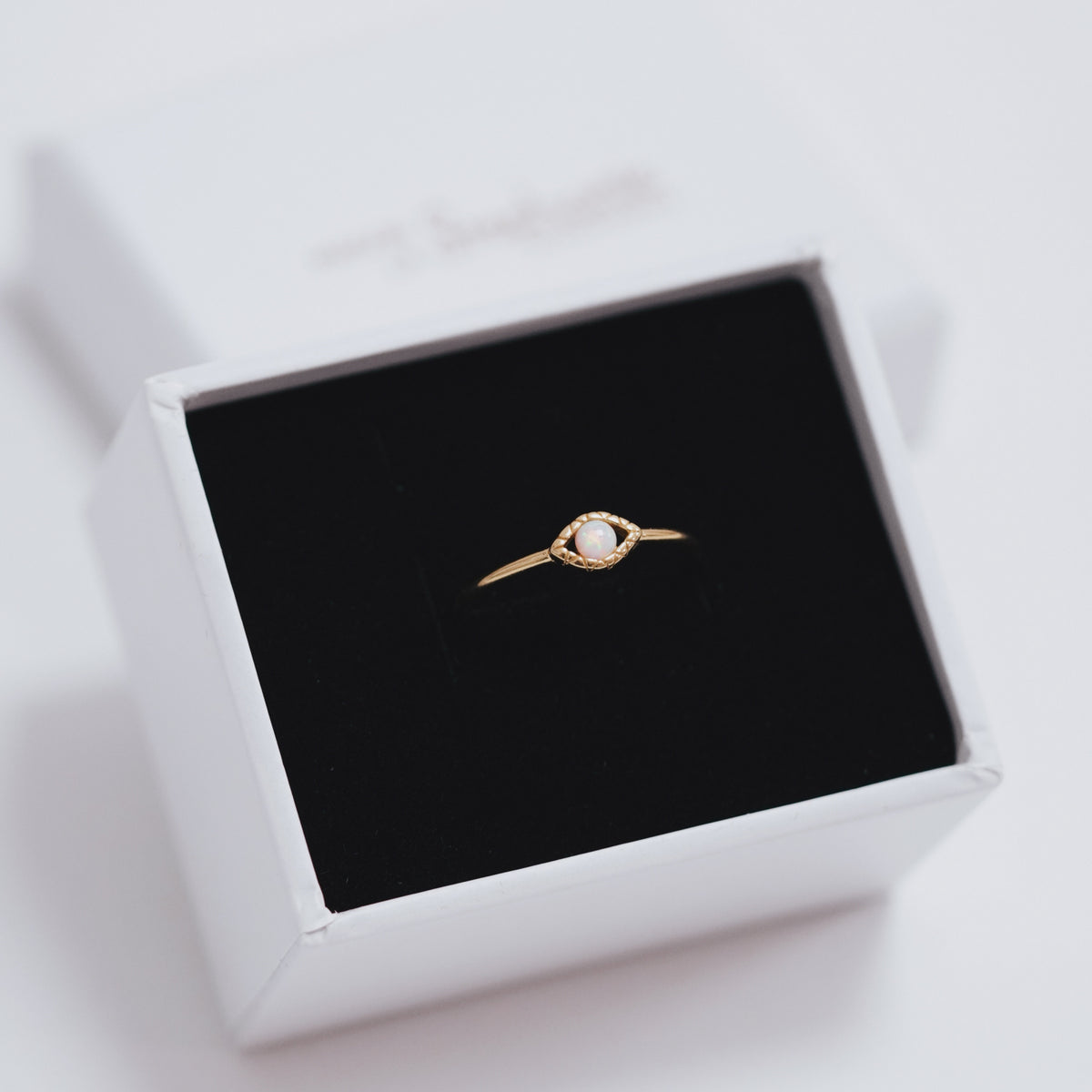 Inel Opal Myth din argint 925 placat cu aur 14K – inel fin cu opal, bijuterie elegantă și atemporală, ideală pentru purtare zilnică sau cadou rafinat.