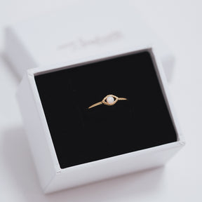 Inel Opal Myth din argint 925 placat cu aur 14K – inel fin cu opal, bijuterie elegantă și atemporală, ideală pentru purtare zilnică sau cadou rafinat.