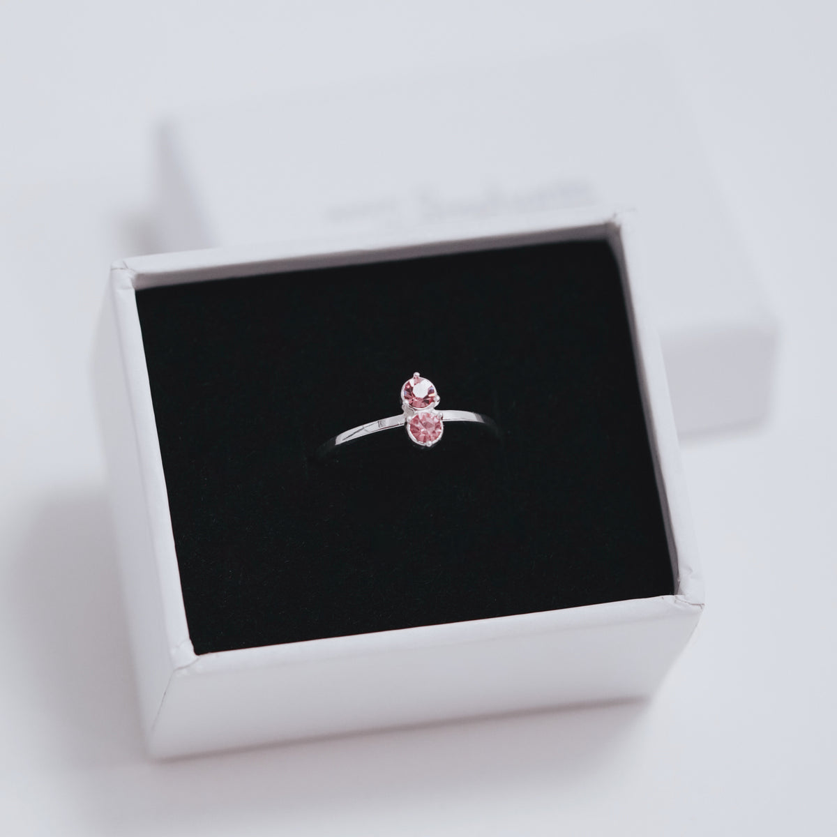 Inel PASTEL PINK Love din argint 925 – bijuterie delicată cu zirconia roz pastel, simbol al iubirii și al eleganței feminine, perfect pentru cadou.