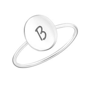Inel personalizat din argint 925 cu inițiala aleasă – bijuterie elegantă Maison La Stéphanie, ideală ca dar personalizat pentru iubită, mamă sau prietenă.