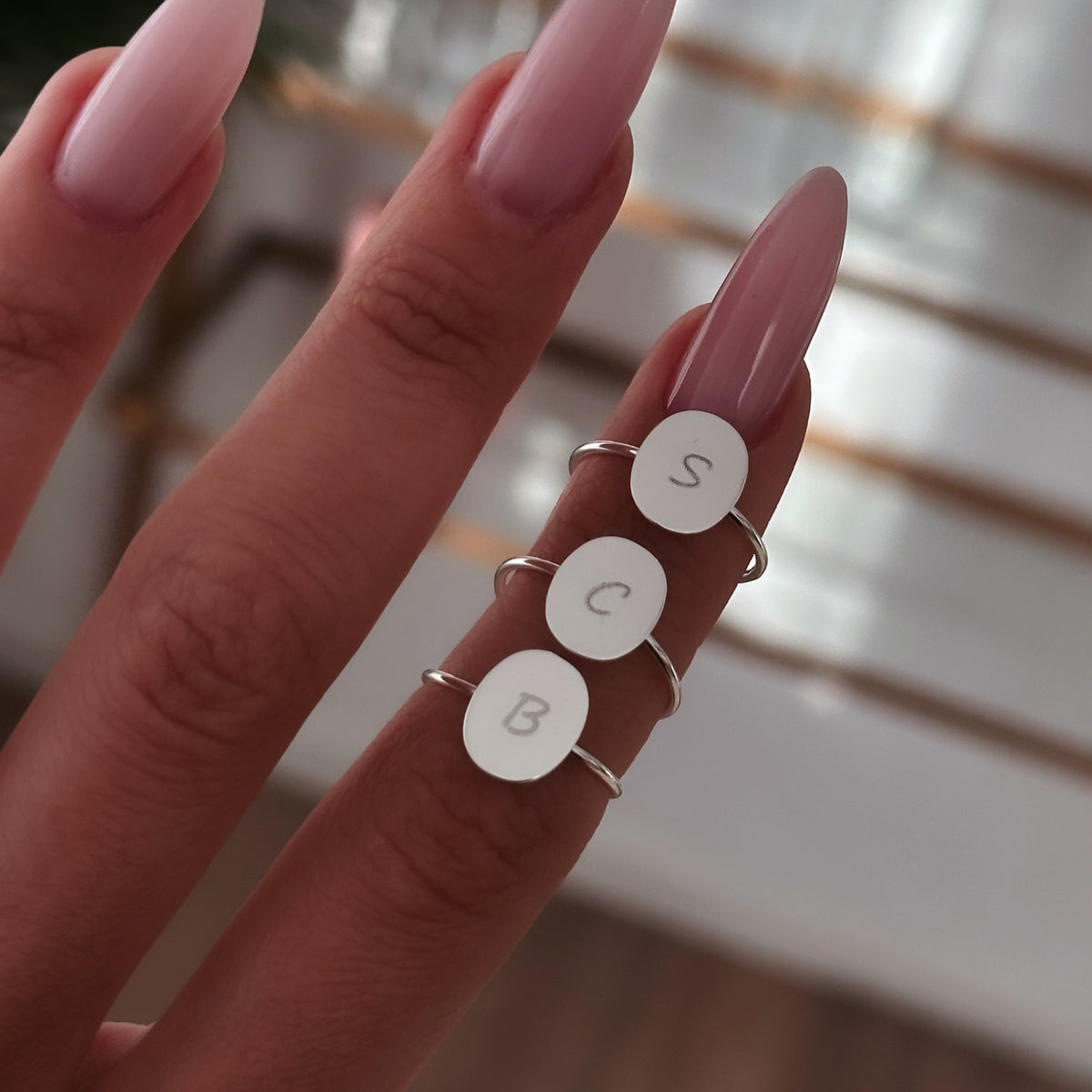 Inel personalizat din argint 925 cu inițiala aleasă – bijuterie elegantă Maison La Stéphanie, ideală ca dar personalizat pentru iubită, mamă sau prietenă.