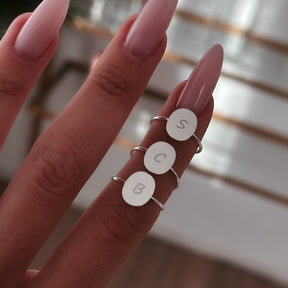 Inel personalizat din argint 925 cu inițiala aleasă – bijuterie elegantă Maison La Stéphanie, ideală ca dar personalizat pentru iubită, mamă sau prietenă.