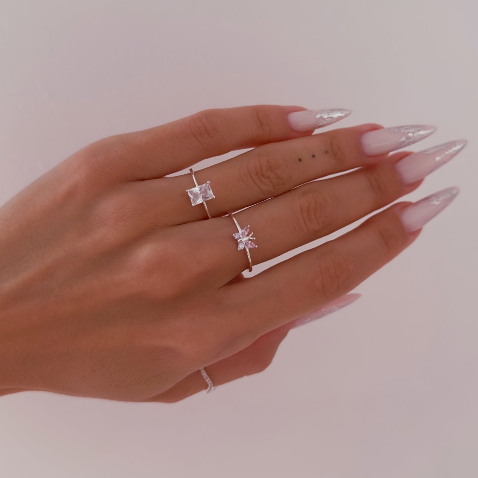 Inel fluture din argint 925 cu pietre zirconia roz – bijuterie elegantă Maison La Stéphanie, perfectă pentru femei delicate, cadou ideal pentru iubită sau fiică.
