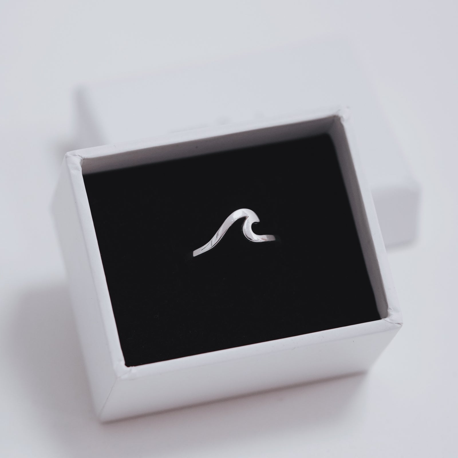 Inel val din argint 925 – bijuterie de vară, fină și modernă, inspirată de mișcarea mării. Maison La Stéphanie.