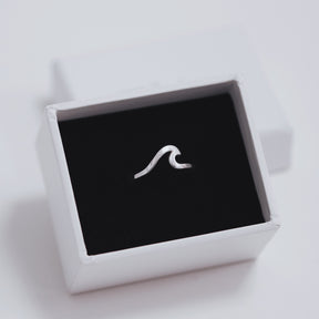 Inel val din argint 925 – bijuterie de vară, fină și modernă, inspirată de mișcarea mării. Maison La Stéphanie.