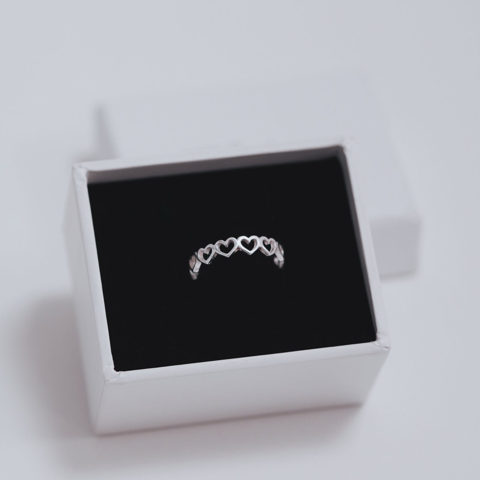 Inel VIVIENNE HEART din argint 925 – inel romantic cu inimioare, bijuterie delicată și elegantă, perfectă pentru purtare zilnică sau cadou simbolic.
