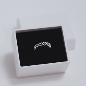 Inel VIVIENNE HEART din argint 925 – inel romantic cu inimioare, bijuterie delicată și elegantă, perfectă pentru purtare zilnică sau cadou simbolic.