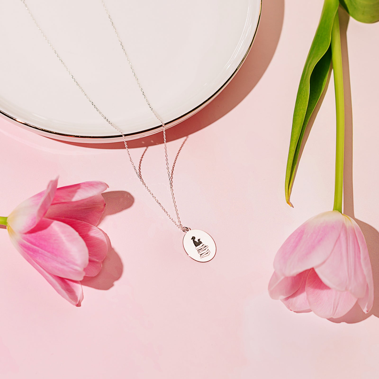 Lanț Reading Girl on Books din argint 925 – bijuterie Maison La Stéphanie dedicată femeilor care iubesc lectura și liniștea, un cadou perfect de Crăciun sau 8 Martie.