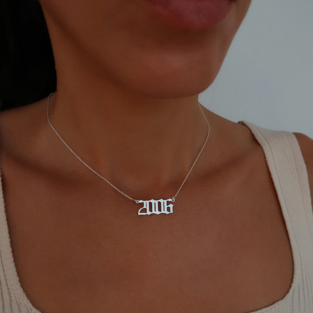 Lănțișor personalizat cu an de naștere, stil Ghetto, din argint 925. Bijuterie unisex cu design modern, perfectă ca cadou pentru iubit, iubită sau prieteni. O piesă Maison La Stéphanie cu vibe urban și rafinament contemporan.