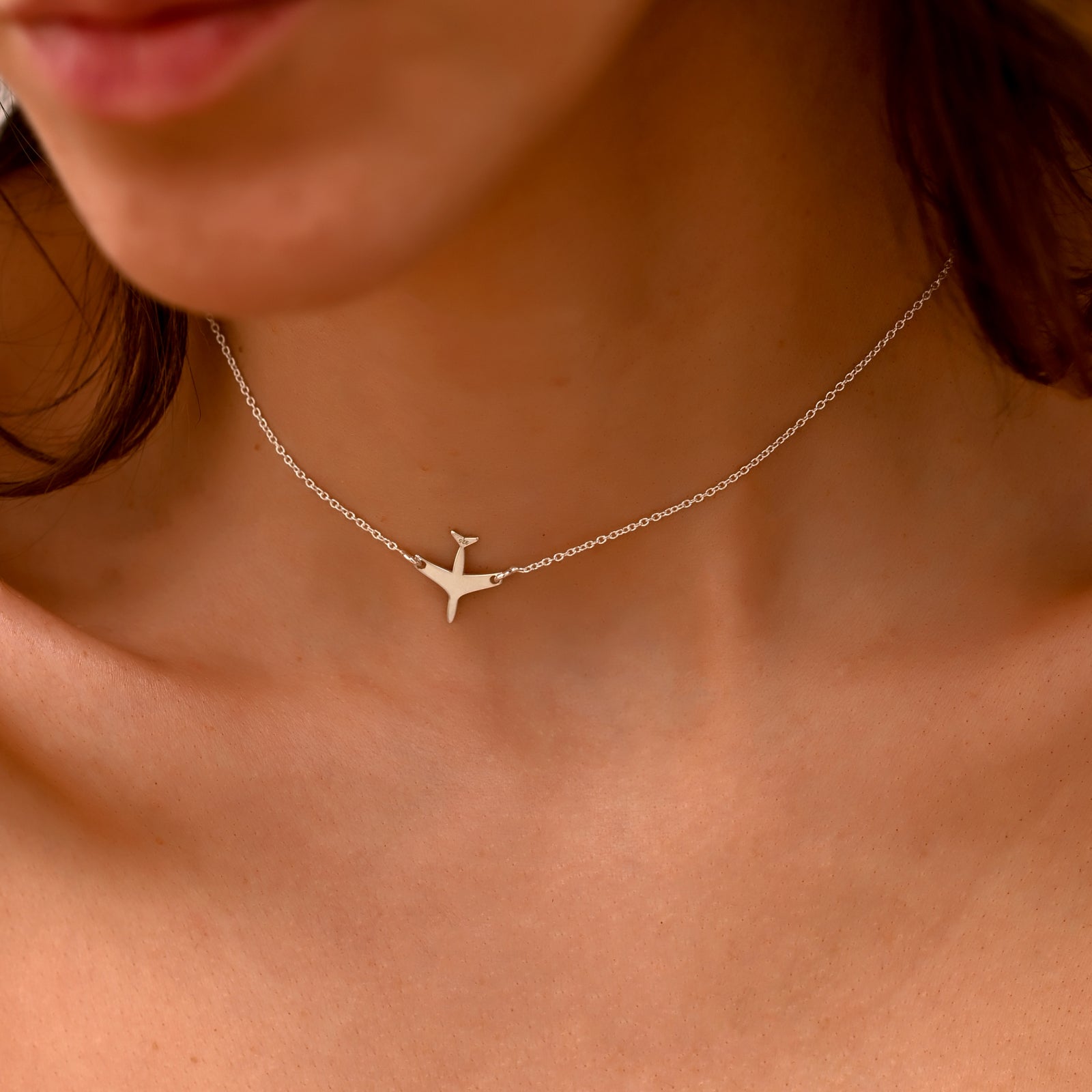 Lănțișor avion din argint 925 – bijuterie simbol al libertății și aventurii. Cadoul ideal pentru iubitorii de călătorii, visători și spirite libere.