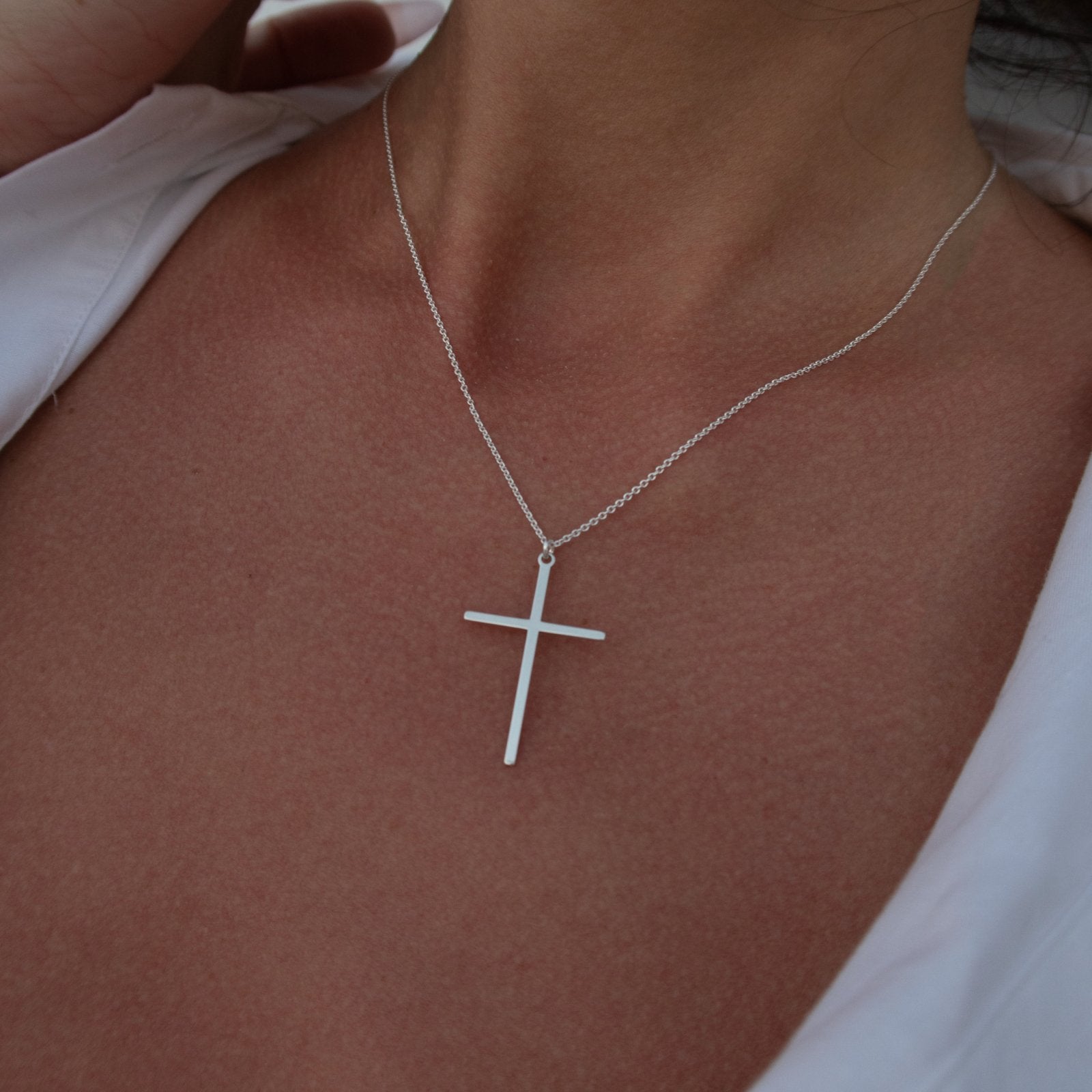 Lănțișor fin din argint 925 pentru femei, cu pandantiv în formă de cruce. Bijuterie elegantă și feminină, ideală pentru cadouri cu semnificație sau purtare zilnică.