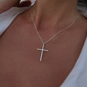 Lănțișor fin din argint 925 pentru femei, cu pandantiv în formă de cruce. Bijuterie elegantă și feminină, ideală pentru cadouri cu semnificație sau purtare zilnică.