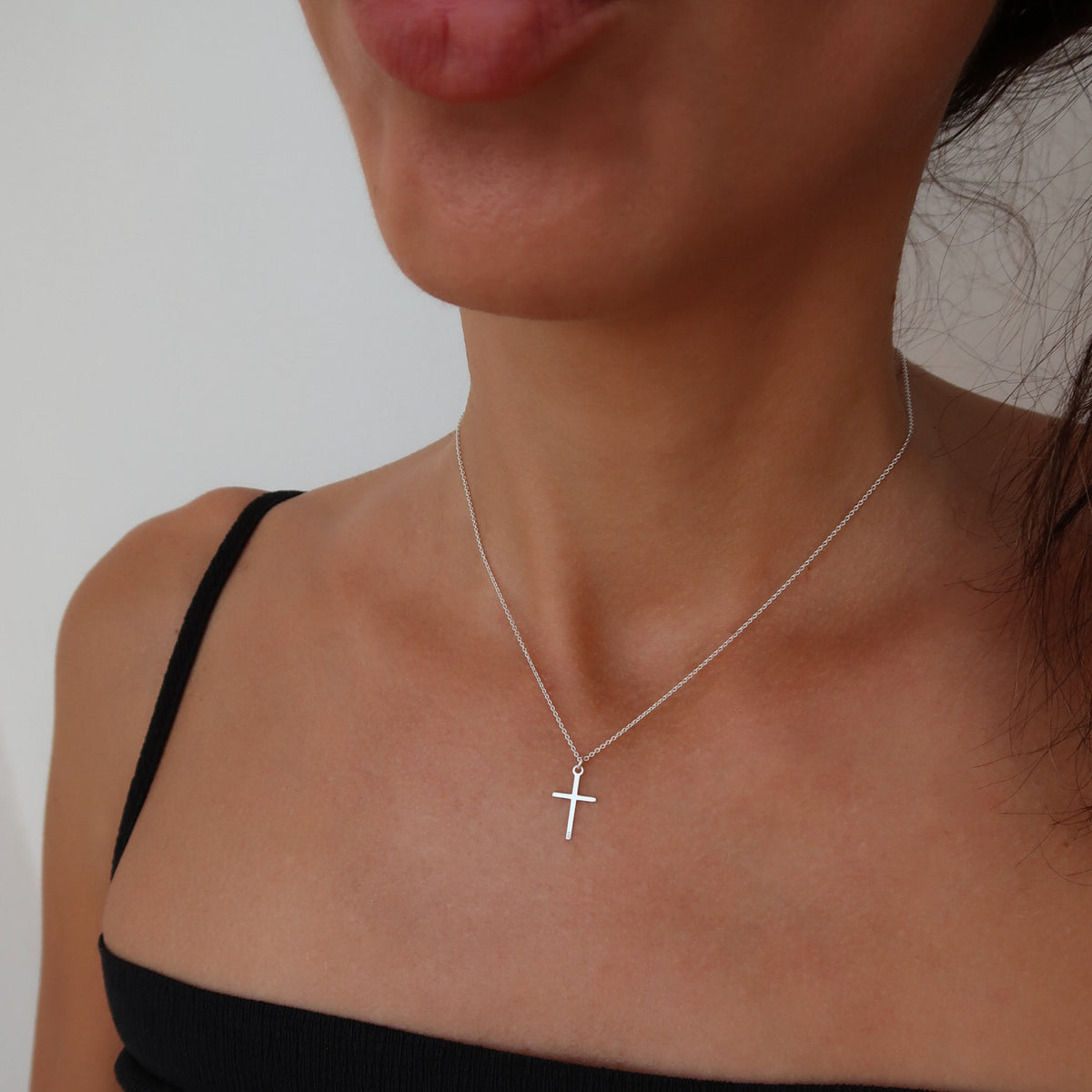 Lănțișor din argint 925 cu pandantiv cruce – bijuterie fină, cu semnificație spirituală, perfectă pentru femei sau adolescenți. Ideal pentru cadouri de botez, aniversare sau Crăciun.