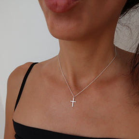 Lănțișor din argint 925 cu pandantiv cruce – bijuterie fină, cu semnificație spirituală, perfectă pentru femei sau adolescenți. Ideal pentru cadouri de botez, aniversare sau Crăciun.