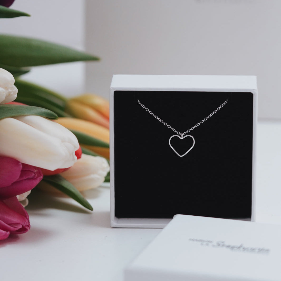 Lănțișor inimă din argint 925 – bijuterie fină, simbol al iubirii și rafinamentului. Cadou ideal pentru Ziua Îndrăgostiților, Dragobete sau aniversări.