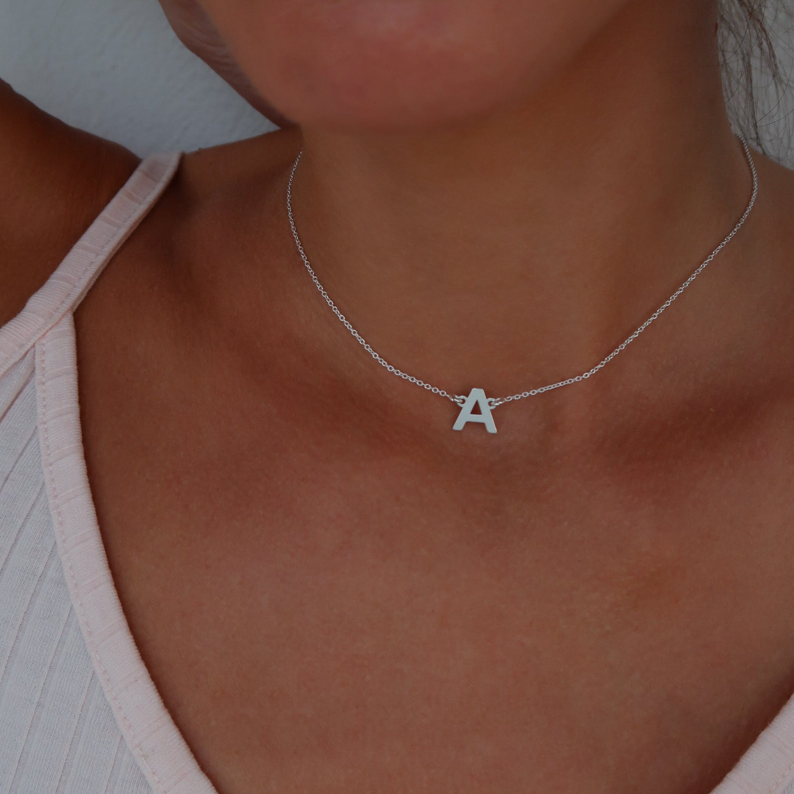 Lănțișor din argint 925 cu inițială personalizată, bijuterie minimalistă Maison La Stéphanie. Cadoul perfect pentru Valentine’s Day, Dragobete sau aniversare.