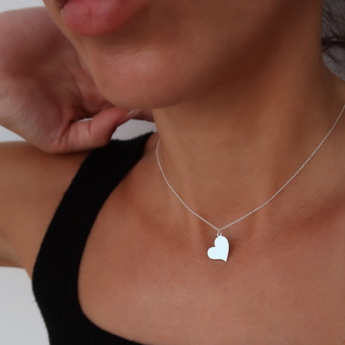 Lănțișor din argint 925 cu pandantiv inimă – bijuterie fină și elegantă, perfectă pentru femei și adolescente. Ideal pentru cadouri de aniversare, Valentine’s Day sau Crăciun.
