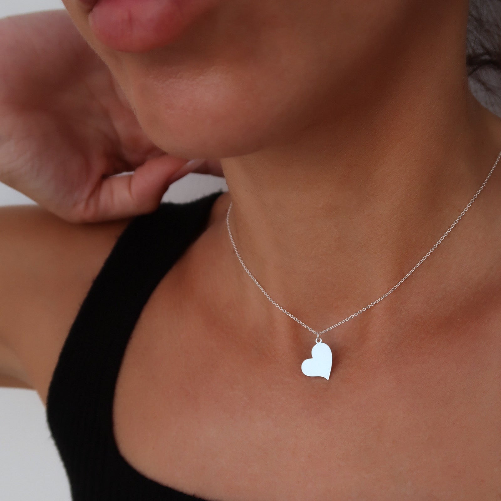 Lănțișor din argint 925 cu pandantiv inimă – bijuterie fină și elegantă, perfectă pentru femei și adolescente. Ideal pentru cadouri de aniversare, Valentine’s Day sau Crăciun.