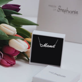 Lănțișor din argint 925 cu pandantiv „Mama” – bijuterie elegantă, perfectă pentru 8 Martie, Ziua Mamei și Mărțișor. Cadou cu emoție și rafinament Maison La Stéphanie.