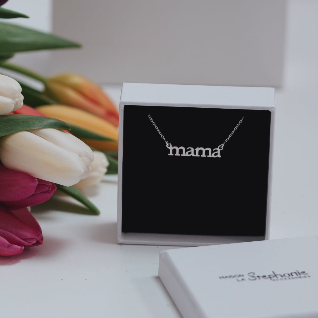 Lănțișor elegant din argint 925 cu pandantiv „mama”. Bijuterie rafinată, ideală pentru cadouri de Ziua Mamei, aniversări sau ocazii speciale.