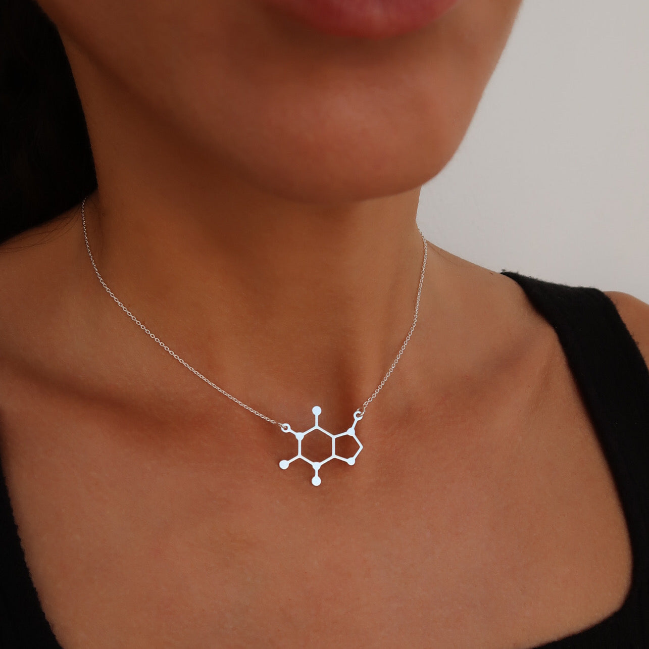 Lantisor argint 925 cu pandantiv molecula cafeina, bijuterie eleganta Maison Stephanie pe snur reglabil.