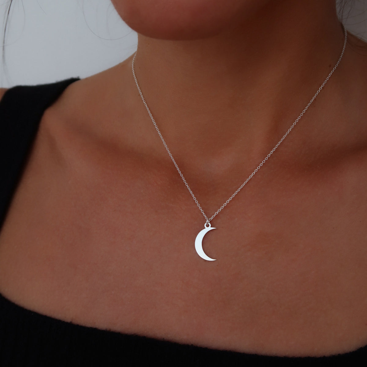 Lănțișor Moon Love din argint 925 – pandantiv semilună, delicat și romantic, potrivit și pentru copii.