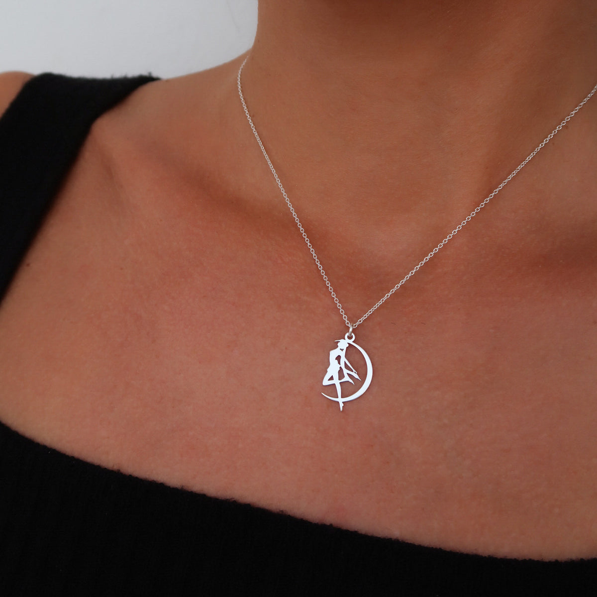 Lănțișor S Moon din argint 925 – bijuterie elegantă inspirată de Sailor Moon, simbol al feminității și al curajului interior. Design minimalist, ideal pentru femei moderne.