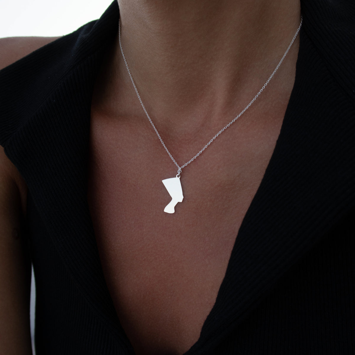 Lănțișor Nefertiti din argint 925 – bijuterie elegantă inspirată de frumusețea regală egipteană. Cadou rafinat pentru femei puternice și sofisticate.