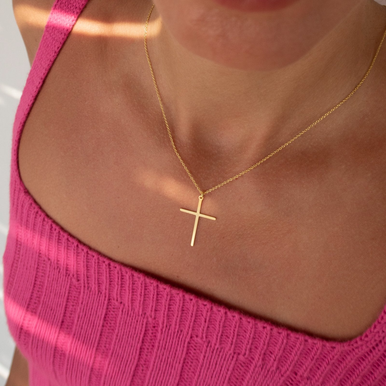 Lănțișor cruce din argint 925 placat cu aur 18K – bijuterie elegantă pentru femei, simbol al protecției și credinței. Perfect pentru cadouri.