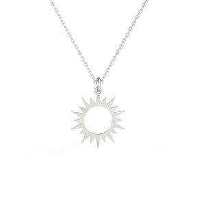Lănțișor din argint 925 cu pandantiv în formă de soare — simbol al energiei pozitive și al iubirii. Perfect pentru cadouri de ziua ei, aniversări sau ocazii speciale.