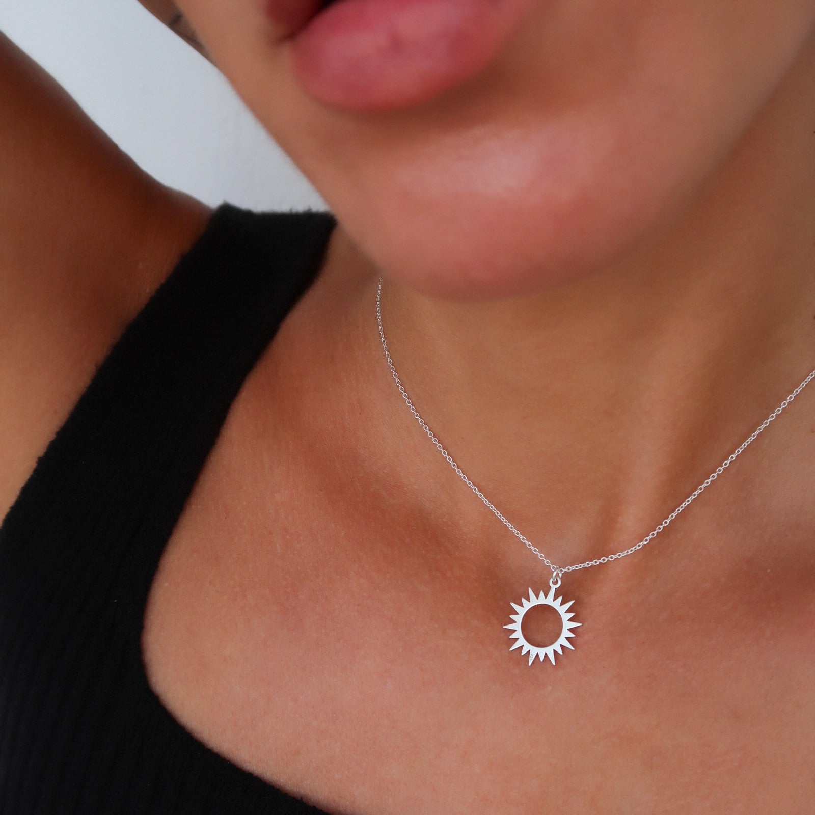 Lănțișor din argint 925 cu pandantiv în formă de soare — simbol al energiei pozitive și al iubirii. Perfect pentru cadouri de ziua ei, aniversări sau ocazii speciale.