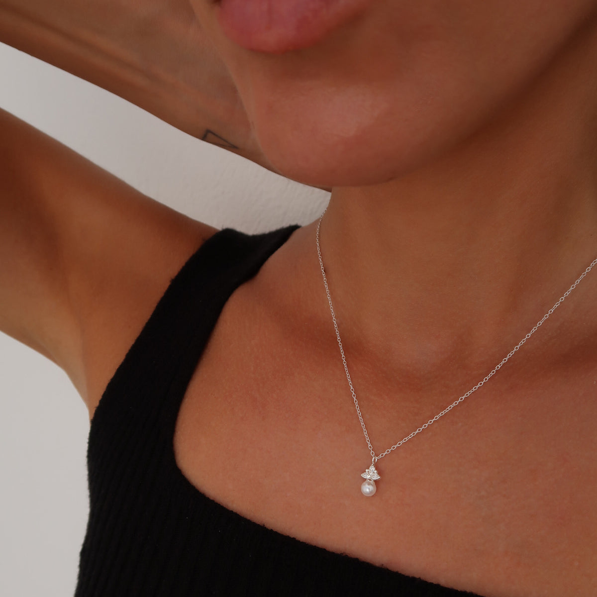 Lanțisor elegant din argint 925 cu perlă fină — bijuterie Maison La Stéphanie, perfectă pentru cadou sau purtare zilnică.