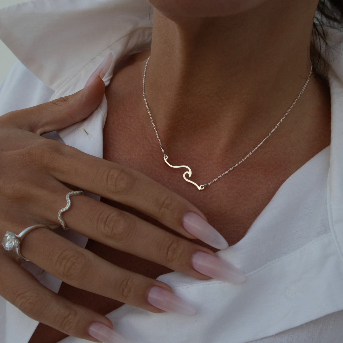 Lănțișor din argint 925 în formă de val minimalist – bijuterie elegantă inspirată de mare, ideală pentru vară sau cadou. Maison La Stéphanie.