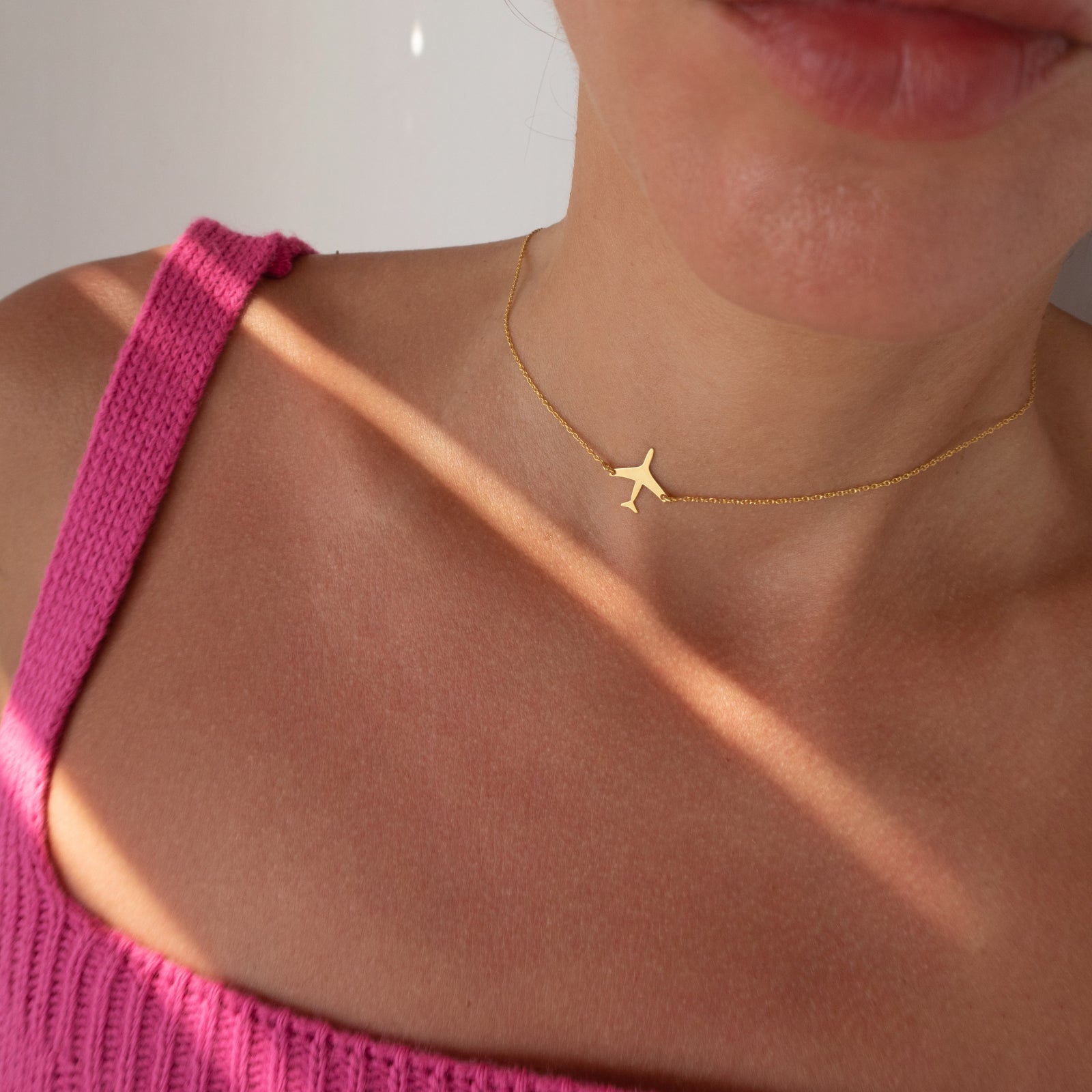 Lănțișor avion din argint 925 placat cu aur de 18K – bijuterie simbol al libertății și aventurii, cadoul ideal pentru femei care iubesc călătoriile.