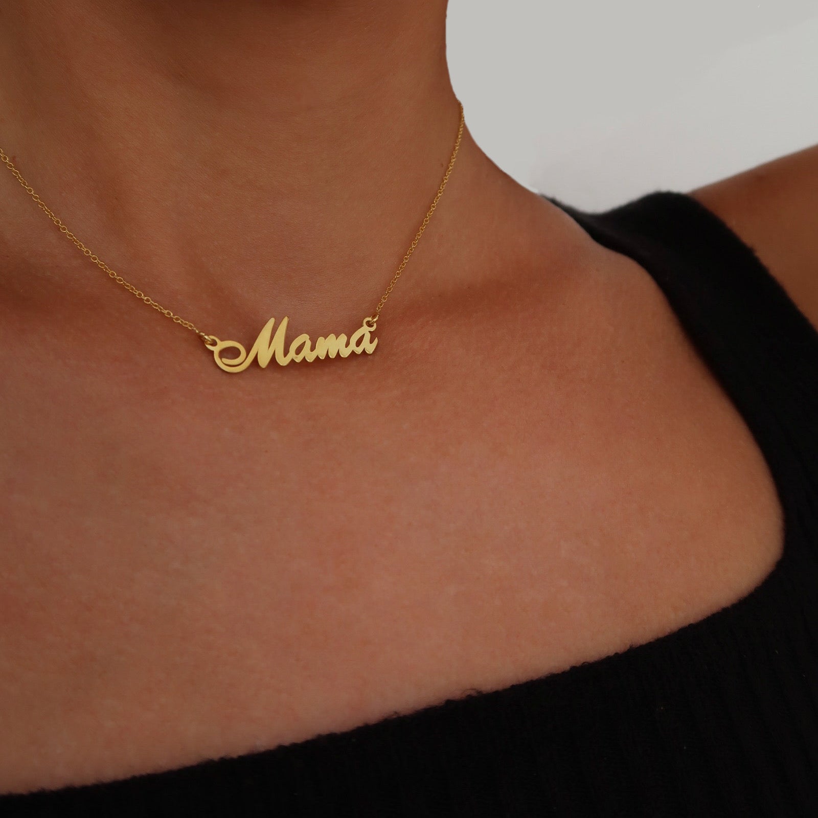 Lănțișor MAMA din argint 925 placat cu aur 18K – cadou elegant pentru Ziua Mamei, aniversare sau ocazii speciale. Bijuterie cu semnificație, creată cu grijă de Maison La Stéphanie.