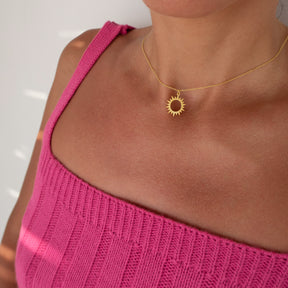 Lănțișor soare din argint 925 placat cu aur 18K – bijuterie elegantă, simbol al energiei și iubirii. Cadoul perfect pentru femei.