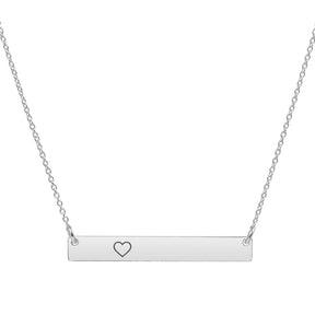 Lănțișor personalizat din argint 925 cu plăcuță gravată — bijuterie elegantă și versatilă, ideală pentru cadou de ziua iubitei, mamei sau al unei prietene. Realizat manual în atelierul Maison La Stéphanie.