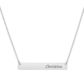 Lănțișor personalizat din argint 925 cu plăcuță gravată — bijuterie elegantă și versatilă, ideală pentru cadou de ziua iubitei, mamei sau al unei prietene. Realizat manual în atelierul Maison La Stéphanie.